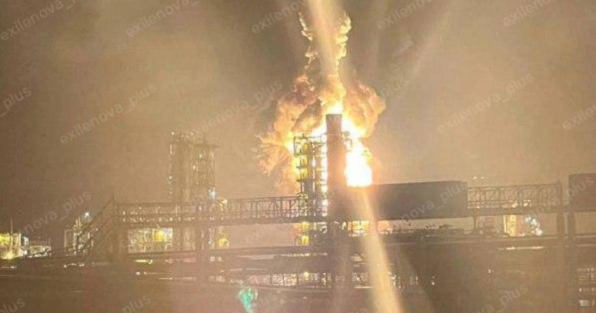Ucrania ataca una refinería crucial de Rusia en medio de la crisis de combustible y aumenta la tensión en la región
