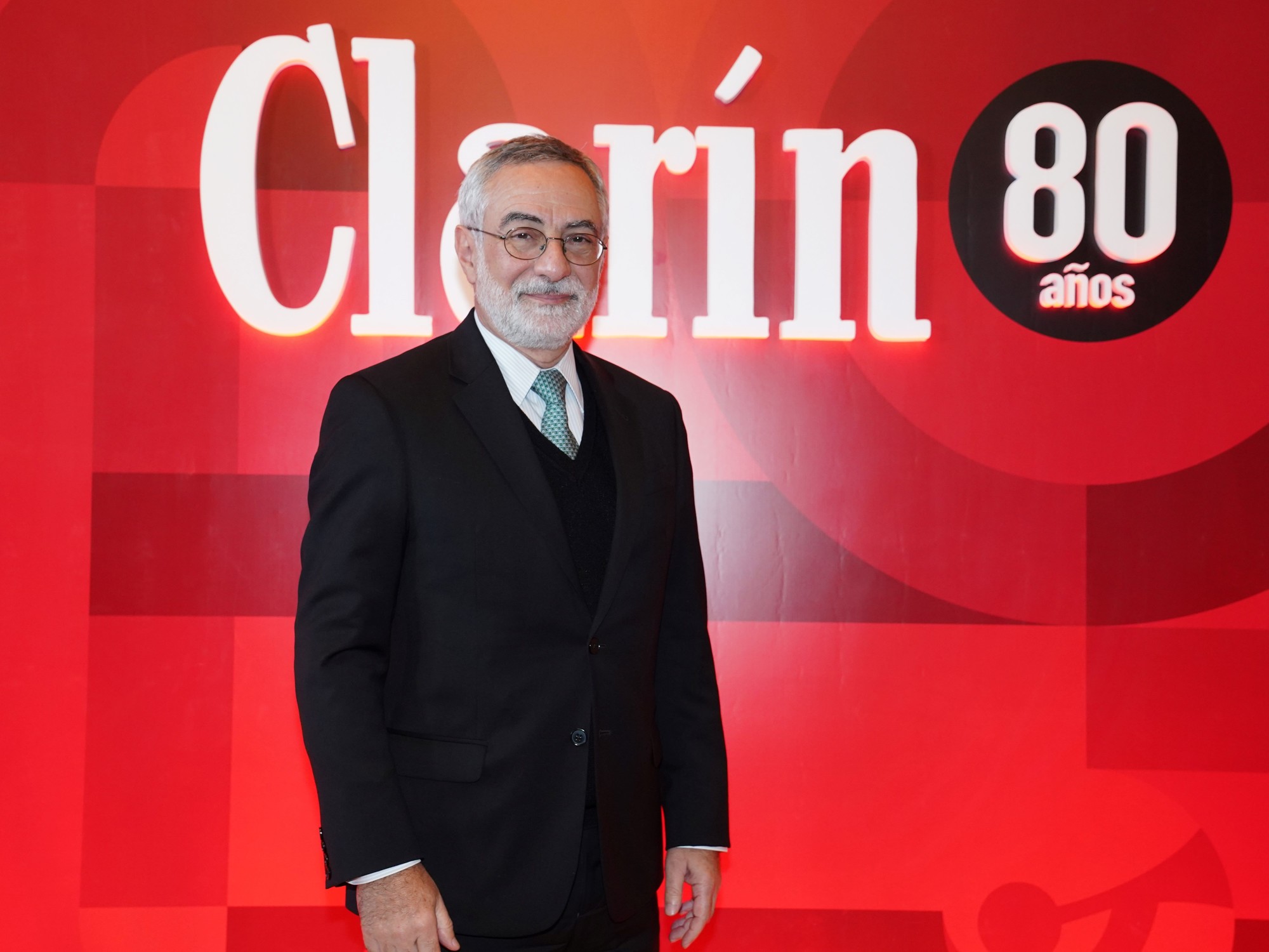 Los embajadores y diplomáticos, asombrados con la enorme presencia de políticos, jueces y famosos en el festejo por los 80 años de Clarín