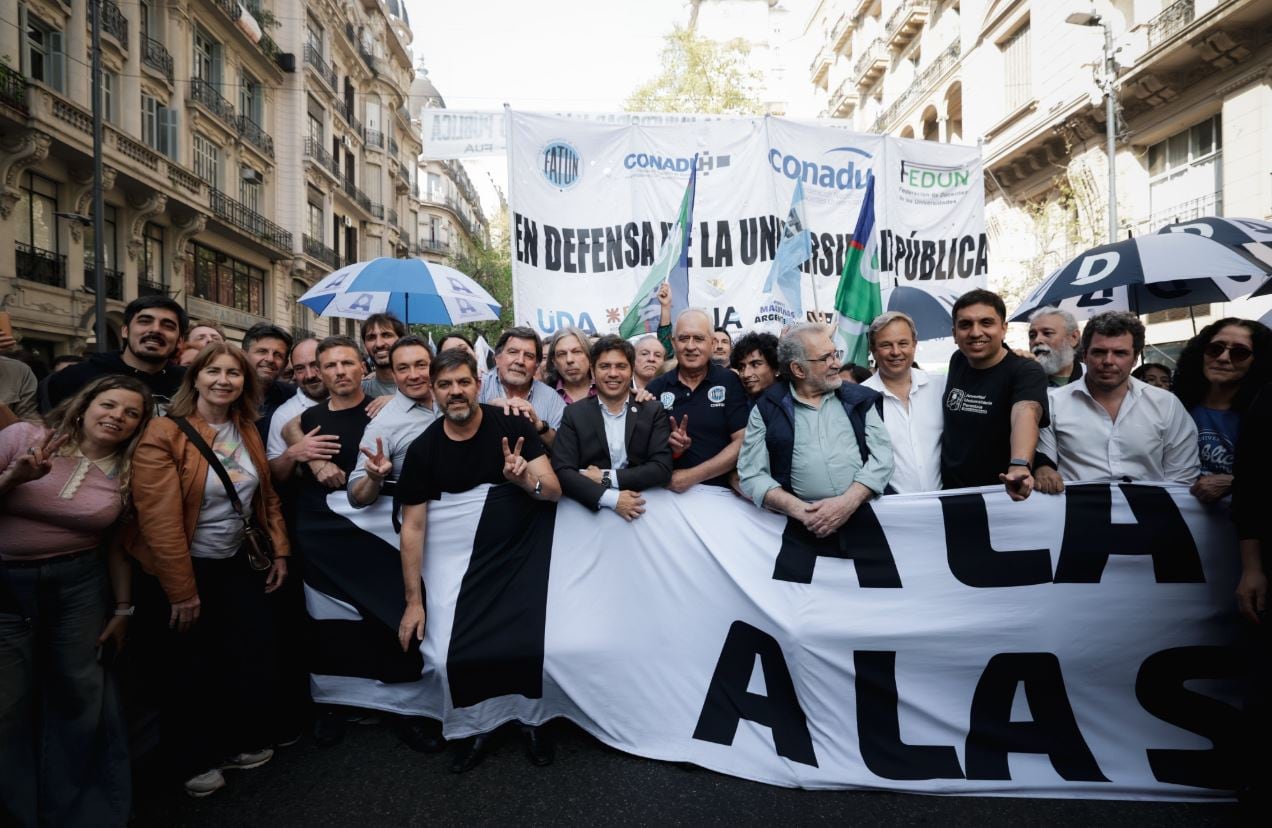 Qué dirigentes políticos participaron de la marcha contra los vetos de Milei
