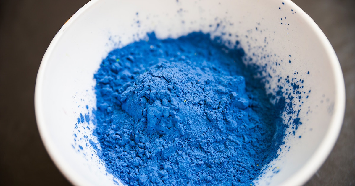 El azul conecta hallazgo paleolítico y récord de subasta: de la ciencia al arte con Yves Klein