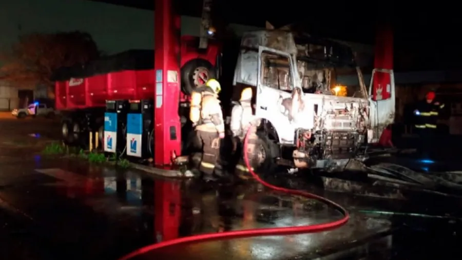 Camión en llamas provoca alarma en estación de servicio del Acceso Norte de Paraná