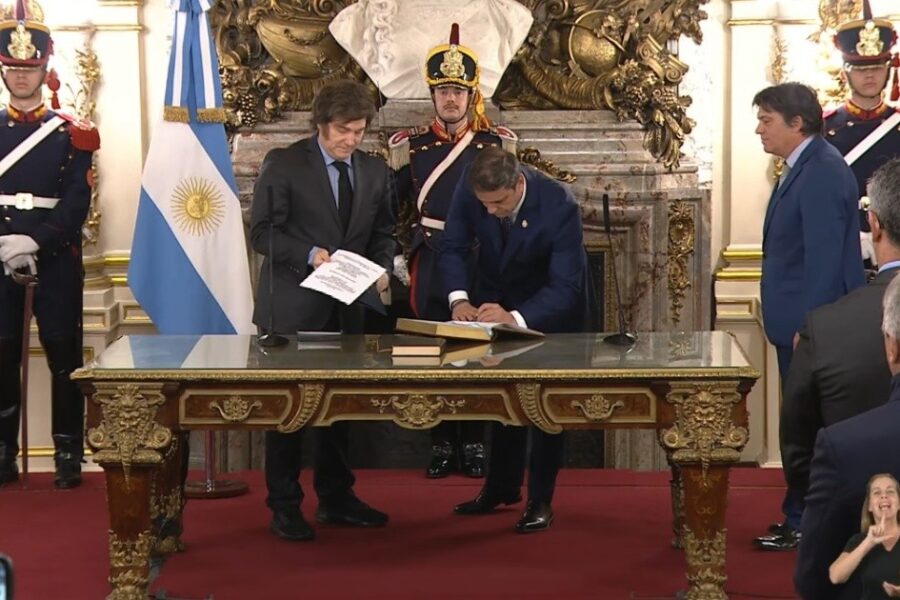 Javier Milei le tomó juramento a Lisandro Catalán como ministro del Interior