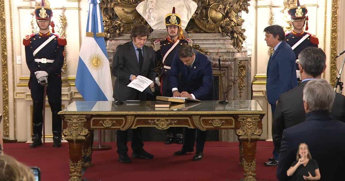 Javier Milei le tomó juramento a Lisandro Catalán como ministro del Interior