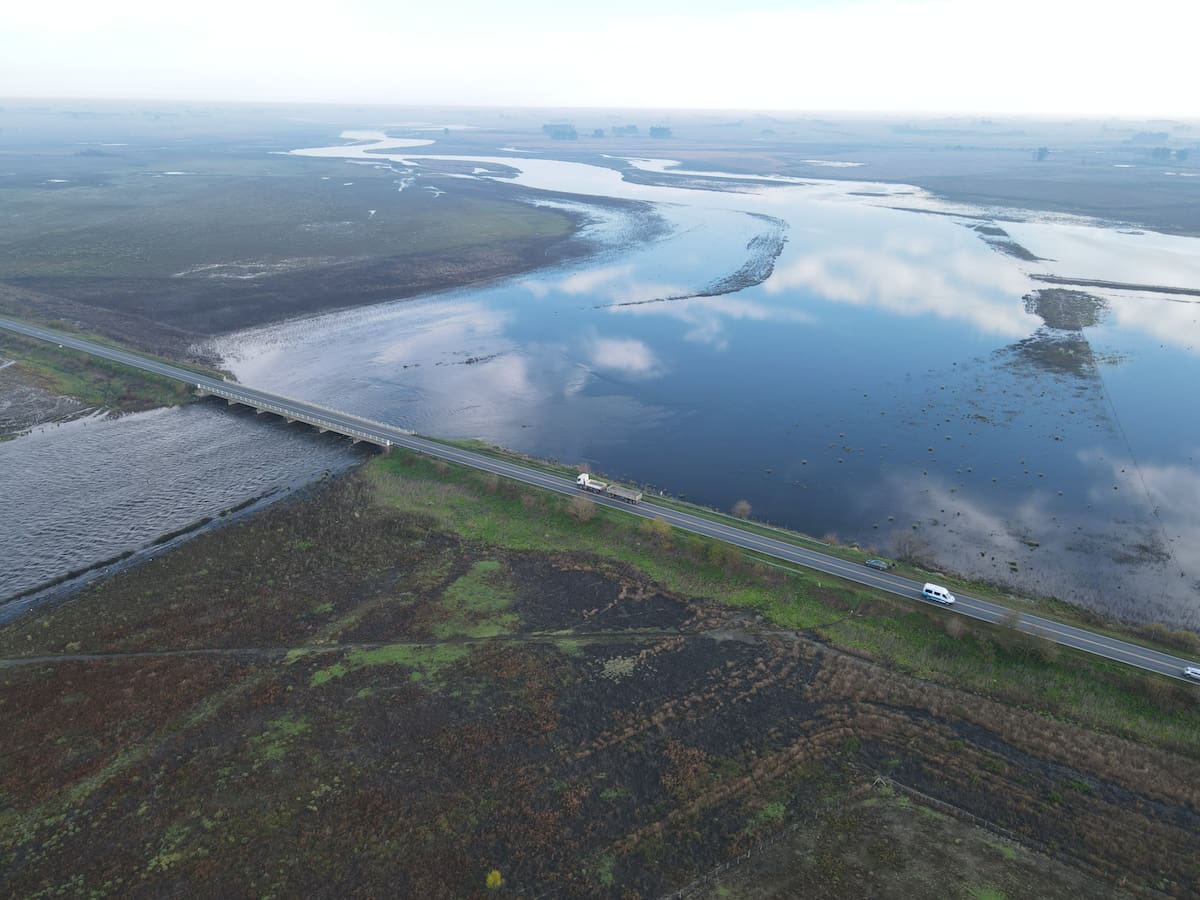 Solicitan intervención urgente en puente debido a la crisis generada por la inundación