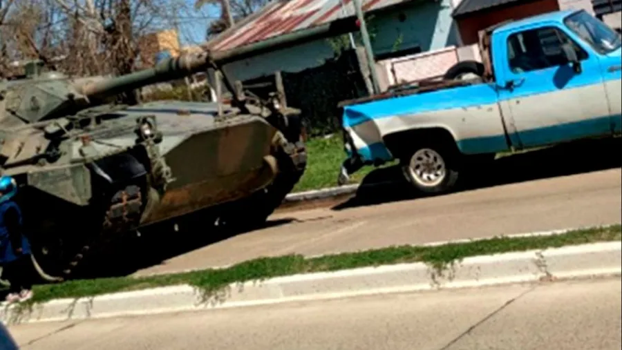Tanque de guerra colisiona con camioneta estacionada en Concordia