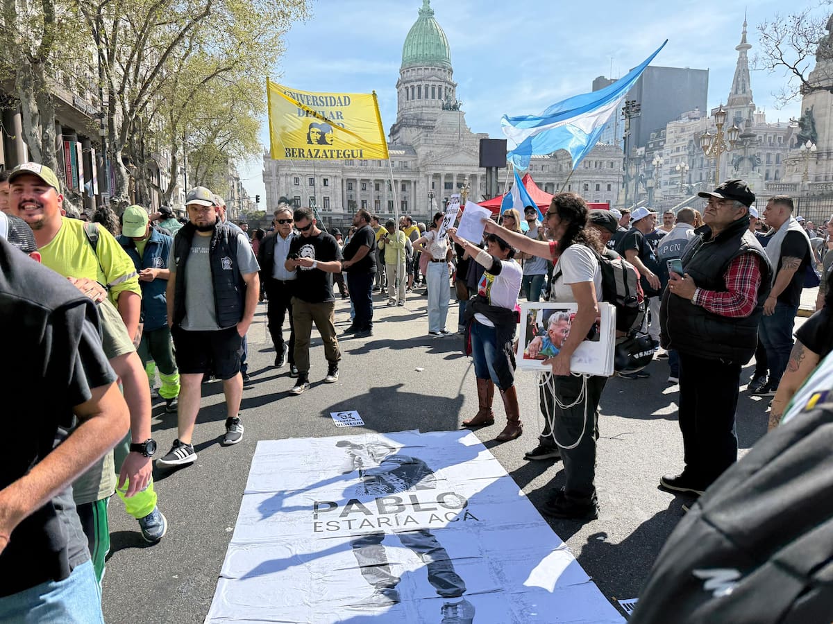 Protesta en las calles. Universitarios, médicos y la oposición se unen frente a un Congreso blindado