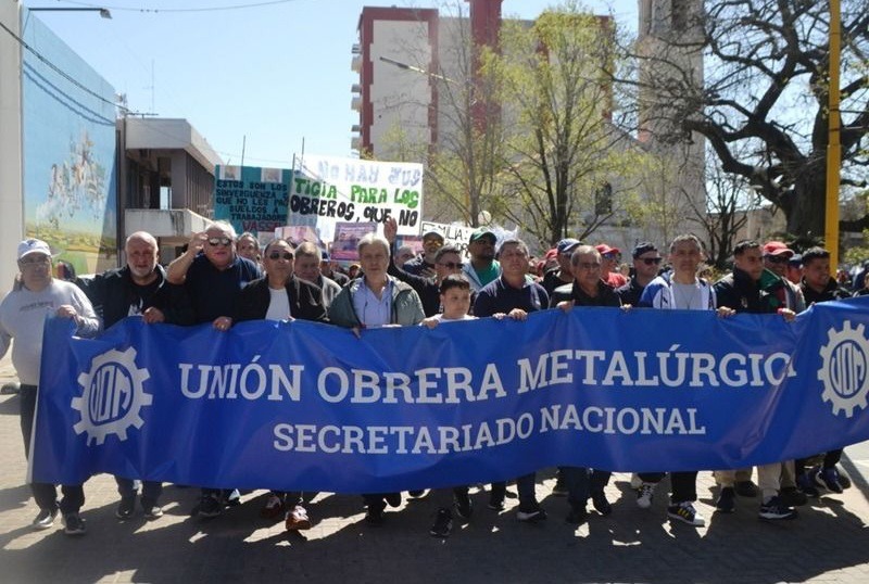 Trabajadores marcharon por la continuidad de la fábrica de maquinaria agrícola Vasalli
