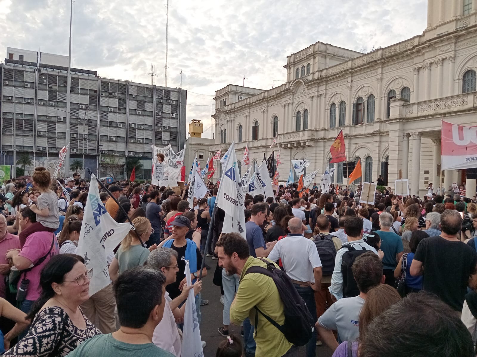 Masivas marchas en Entre Ríos contra los vetos presidenciales a la universidad y al Garrahan