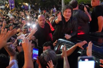 En medio de los cambios de Gabinete, Javier Milei llegó a una Rosario blindada para cerrar la campaña del oficialismo