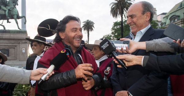 Sáenz desafía a Milei con poncho y guitarra: “No quiero comer milanesas, quiero las obras”