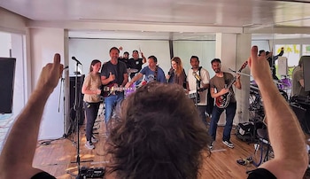 “La Banda Presidencial”: la imagen de Milei durante un ensayo en Paraná de su grupo musical que tocará mañana en el Movistar Arena