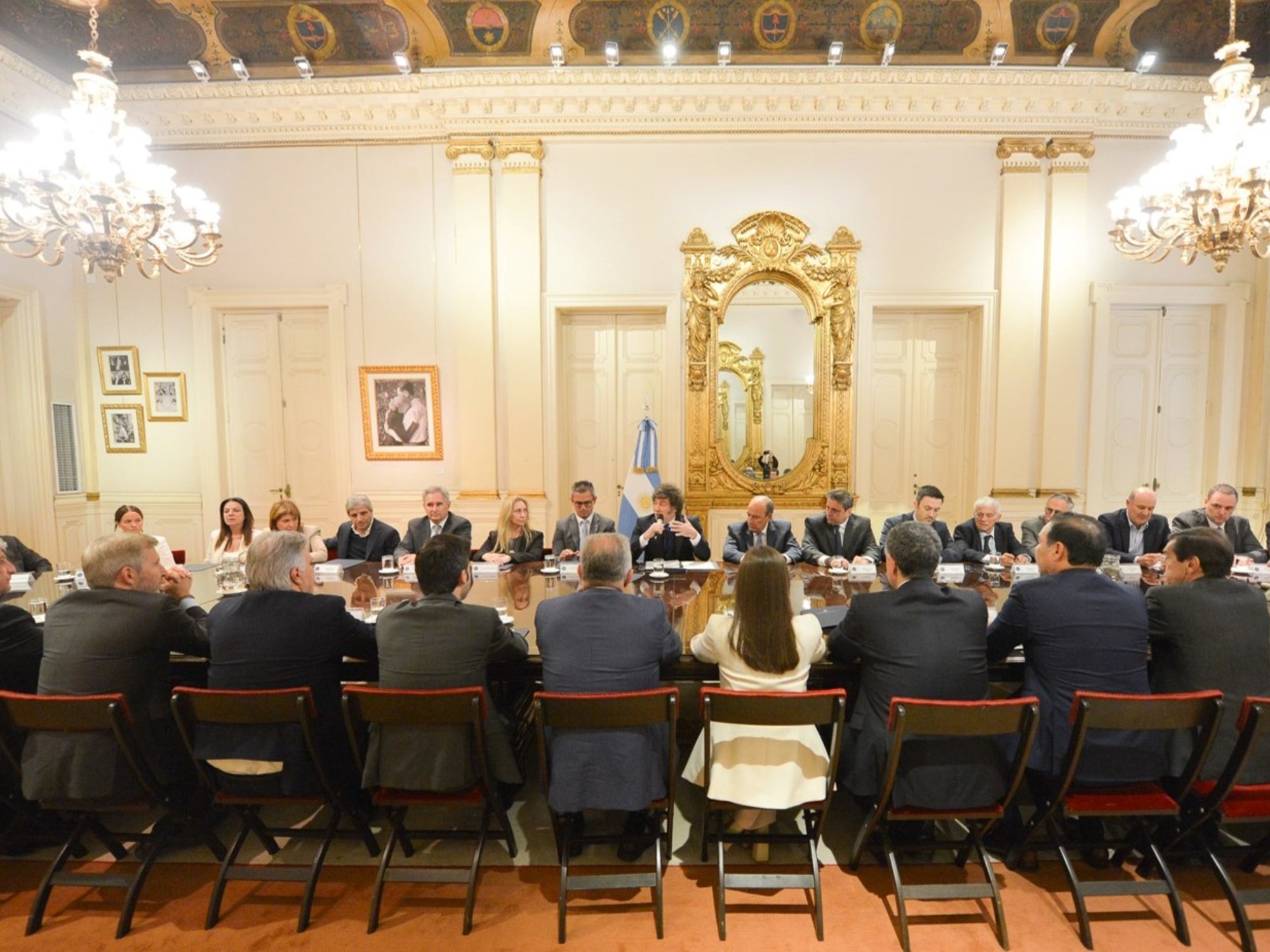 Una recepción a la medida de Milei, con pocos reclamos y los gobernadores compitiendo para llevarse el mejor saludo