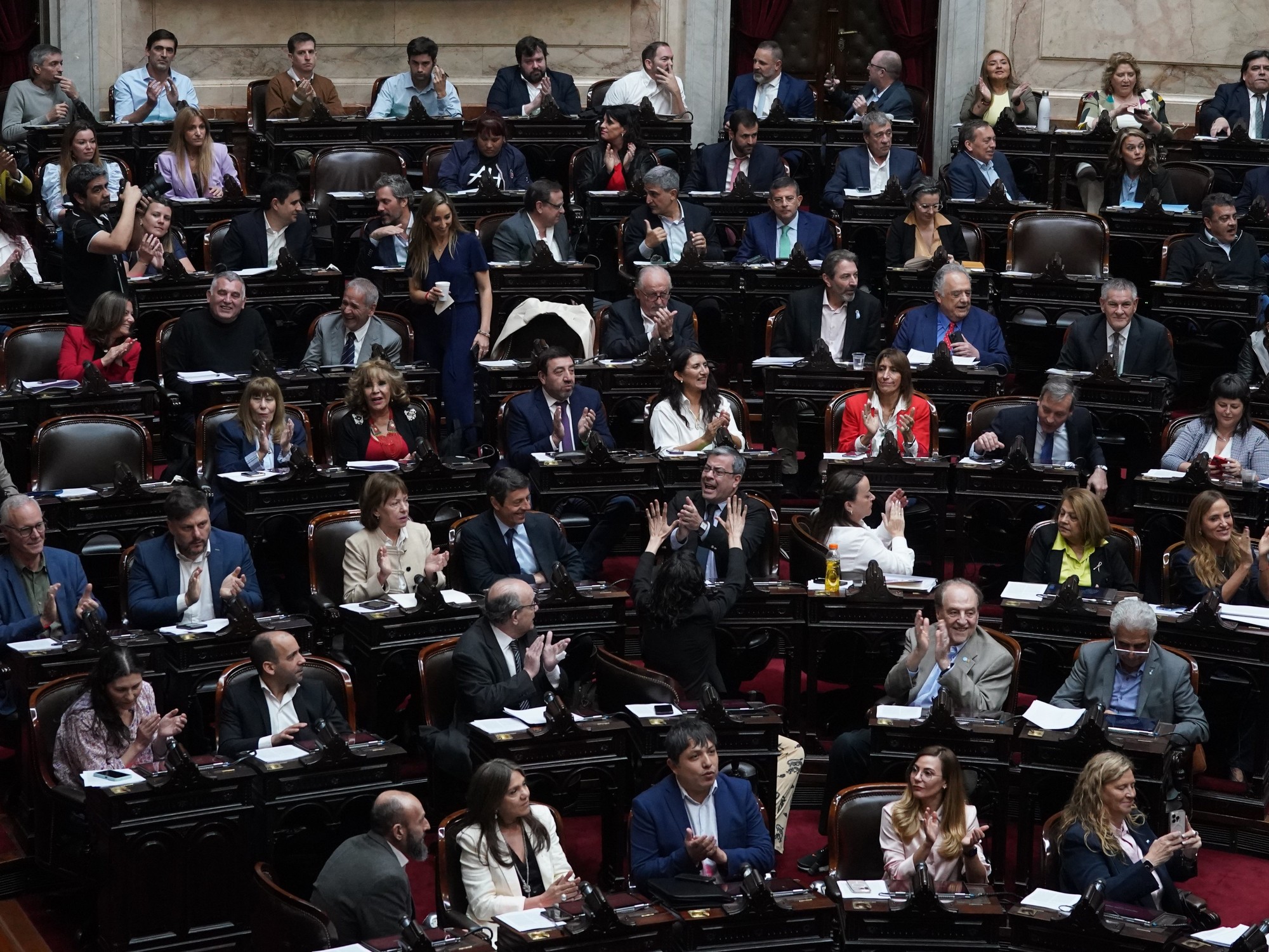 El gobierno paga por dos regalos del Congreso