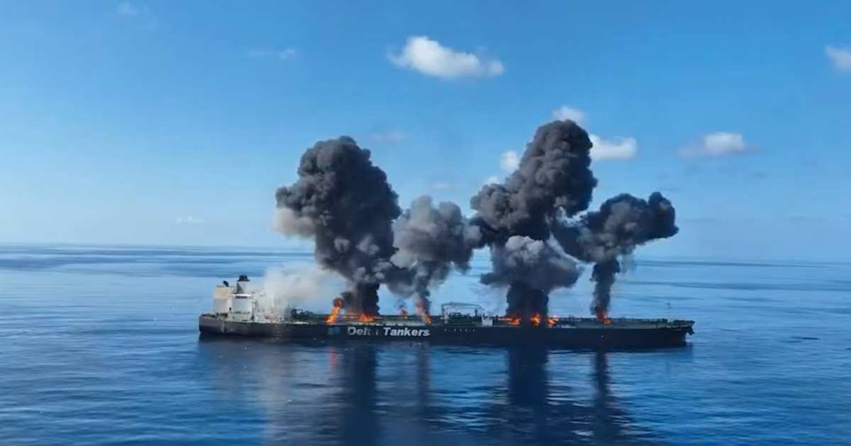 Nuevo ataque en el Mar Rojo: buque mercante incendiado por proyectil cerca de Yemen genera alarma diplomática