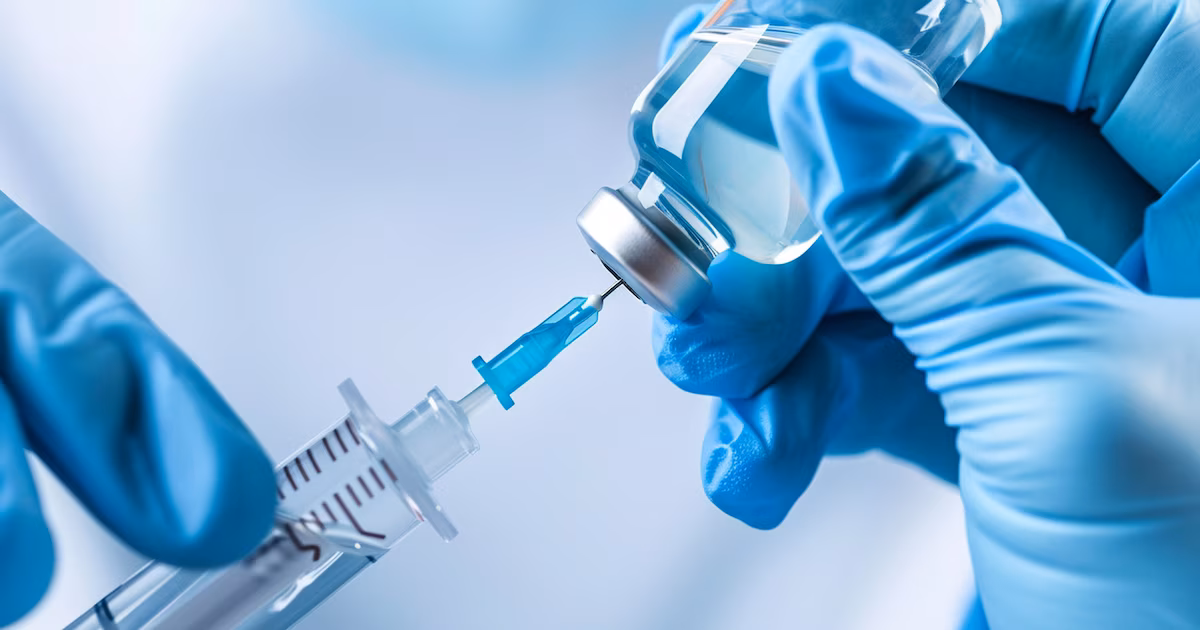 Fallo italiano que asoció la vacuna contra el COVID con un raro efecto neurológico reaviva debate político