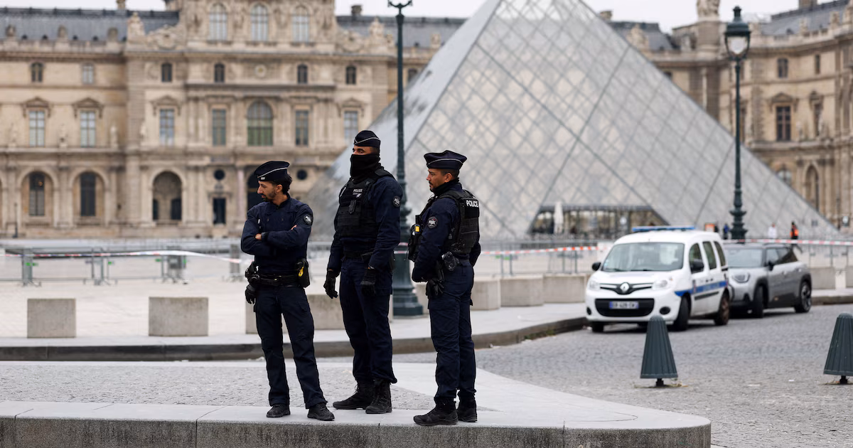 Ministro francés responsabiliza a servicios de seguridad por el robo de joyas en el Louvre; oposición pide explicaciones