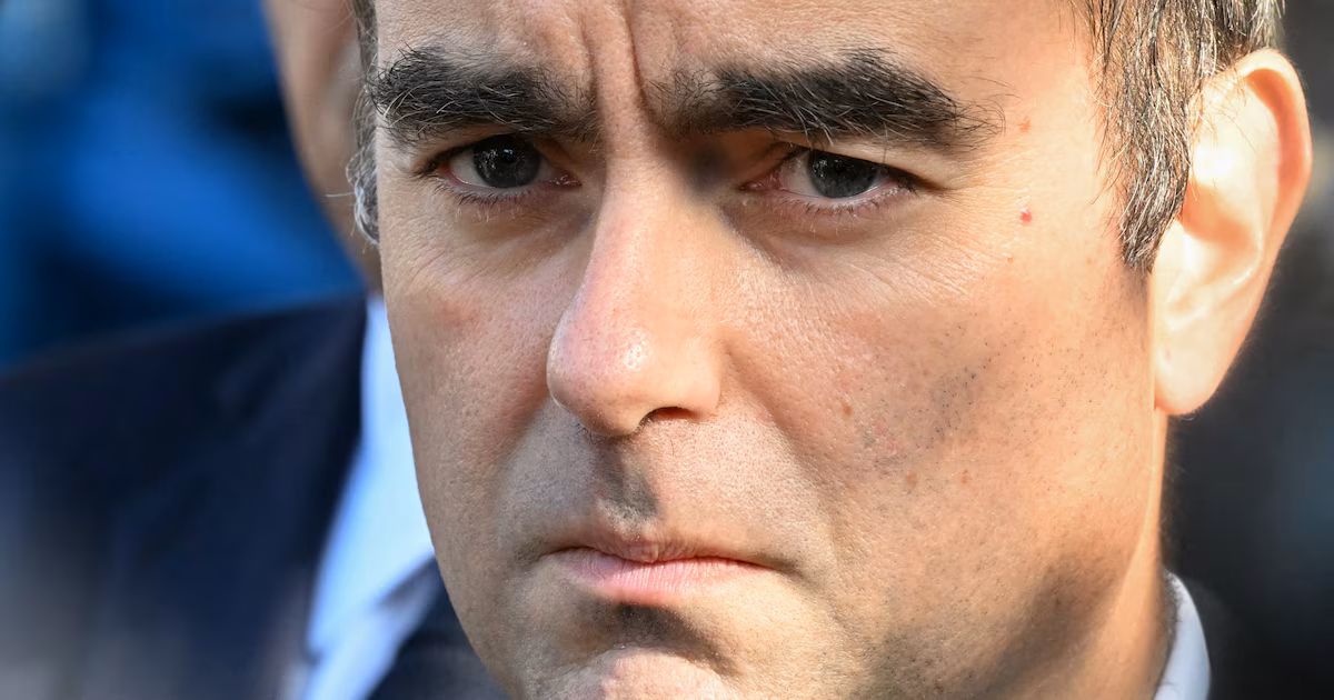 El primer ministro francés comparecerá ante un Parlamento dividido en plena peor crisis institucional