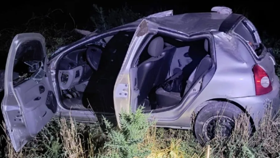 Accidente en Paraná Campaña: joven hospitalizado con fractura tras vuelco y críticas por caminos rurales