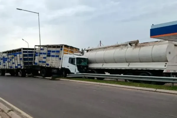 Camión cargado pierde control y choca a otro estacionado en acceso a Urdinarrain: sin heridos de gravedad