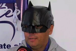 Misterioso candidato. Irrumpió en la política vestido de Batman, elude a los medios y encabeza la lista de LLA en Entre Ríos