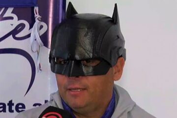 Misterioso candidato. Irrumpió en la política vestido de Batman, elude a los medios y encabeza la lista de LLA en Entre Ríos