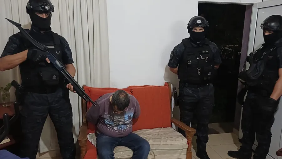 Colón: tensión durante ocho horas por un atrincherado y debate político sobre protocolos policiales