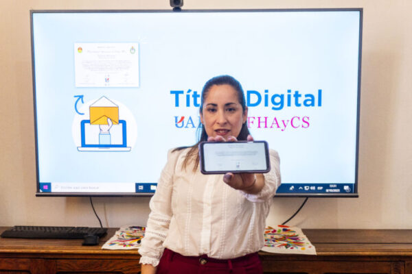 Entrega de títulos digitales en Humanidades de Uader