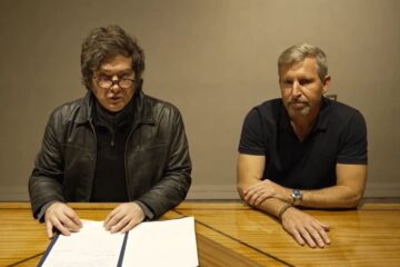 Junto a Frigerio. Milei anunció la incorporación de Entre Ríos a la hidrovía mediante el dragado de nuevos tramos del Paraná