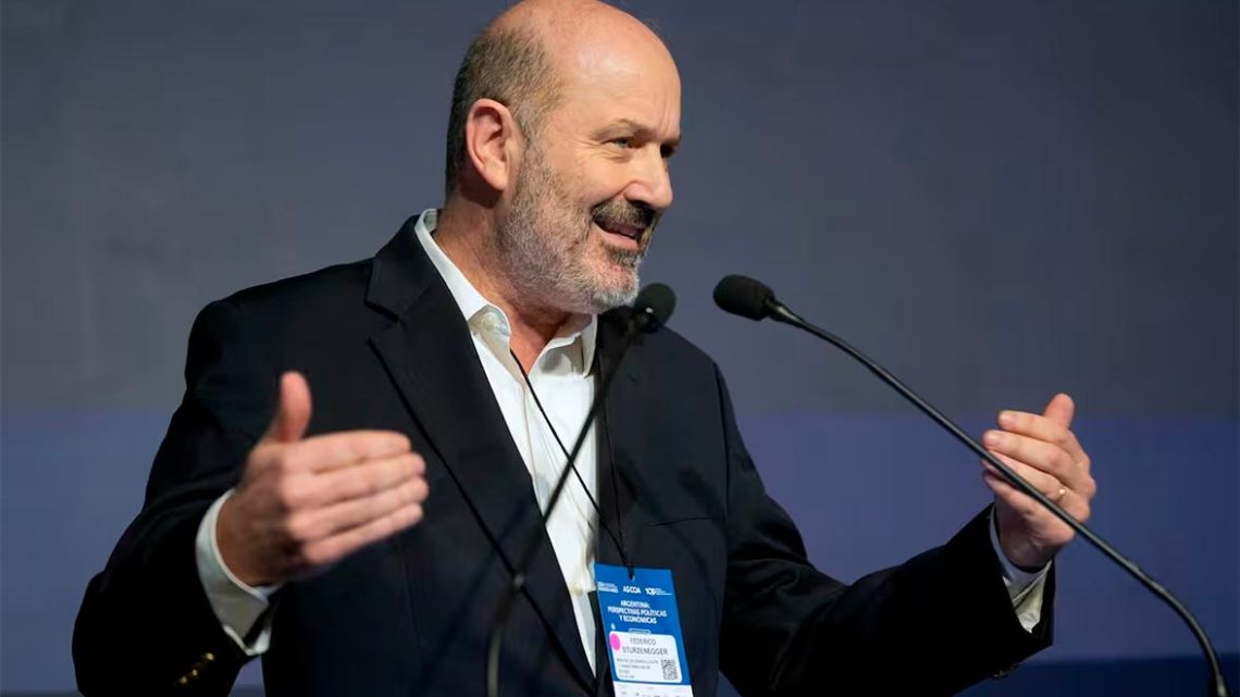 Reforma laboral: Sturzenegger justificó la jornada extendida de 13 horas y reavivó el debate político