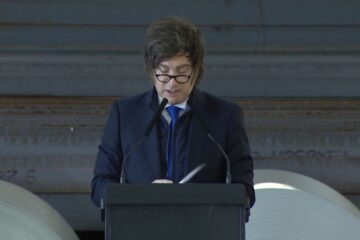 Javier Milei pidió una reforma laboral en San Nicolás y prometió recortes y flexibilización