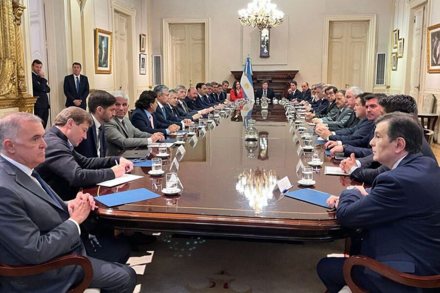 Acercamiento. Golpeados tras la elección, los gobernadores dicen estar preparados para el diálogo al que convocó Milei