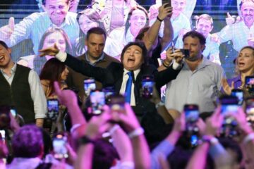 El Gobierno pintó de violeta el país y acelera el impulso de reformas en el Congreso