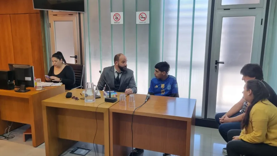 60 días de prisión preventiva domiciliaria para el joven que apuñaló a la pareja de su madre durante una pelea