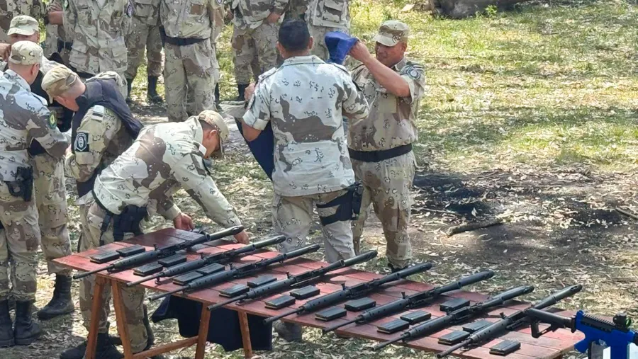 Policía incorpora fusiles FAL; Roncaglia advierte respuesta contundente ante agresiones a efectivos