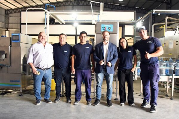 Visita de Azcué a envasadora de agua mineral en Concordia