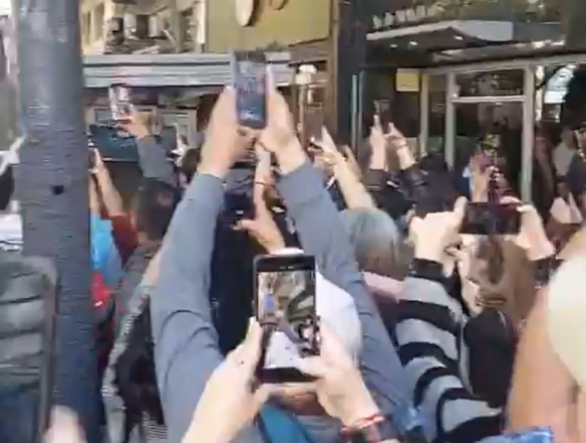 "Hijo de p…". Milei y Karina fueron abucheados e insultados en el microcentro porteño