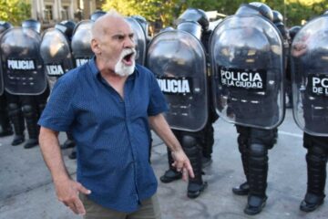 Represión en el Congreso deja cinco detenidos en la marcha de los miércoles, entre ellos un jubilado y dos fotógrafos