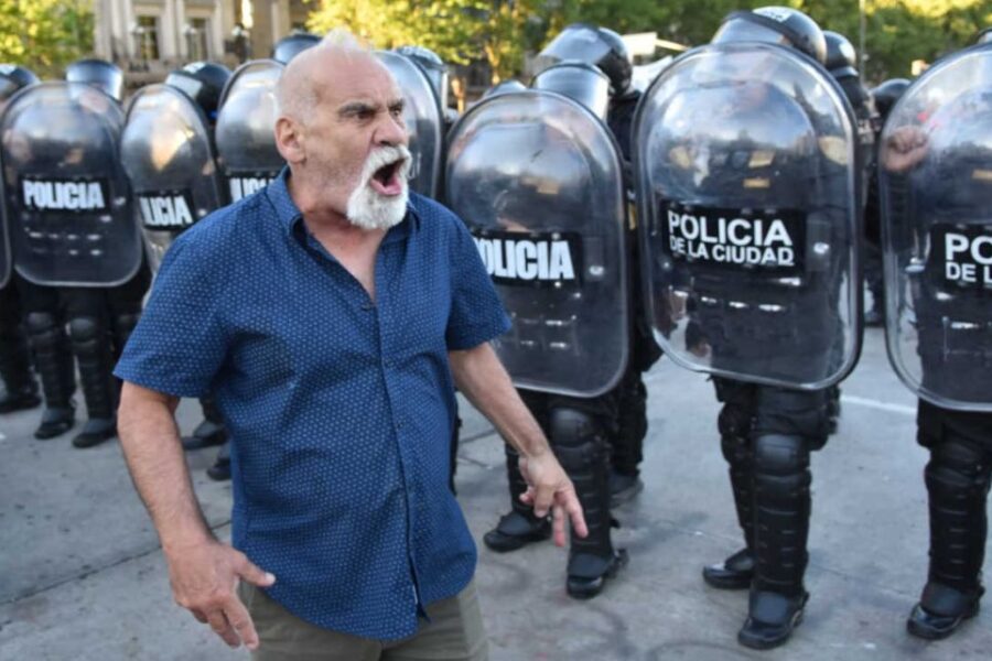 Represión en el Congreso deja cinco detenidos en la marcha de los miércoles, entre ellos un jubilado y dos fotógrafos
