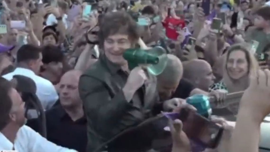 En Paraná, Milei arengó desde una camioneta y reconoció: “Estamos en un momento difícil”