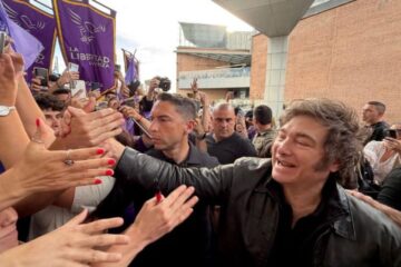 Javier Milei cerró la campaña en Rosario y advirtió: “Los tibios son cómplices de los exterminadores de la sociedad”