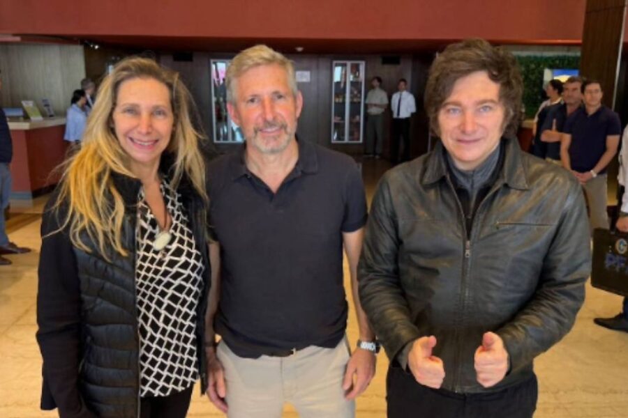 Mientras el cineasta oficial desmintió que hubieran suspendido el acto en Santa Fe, del otro lado del río Milei posó con Frigerio