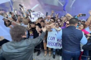 Por incidentes entre manifestantes, Javier Milei debió suspender su caminata en Santa Fe y ya viaja a Entre Ríos