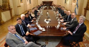 Milei consolida apoyo político: está reunido con el Gabinete y gobernadores en la Casa Rosada