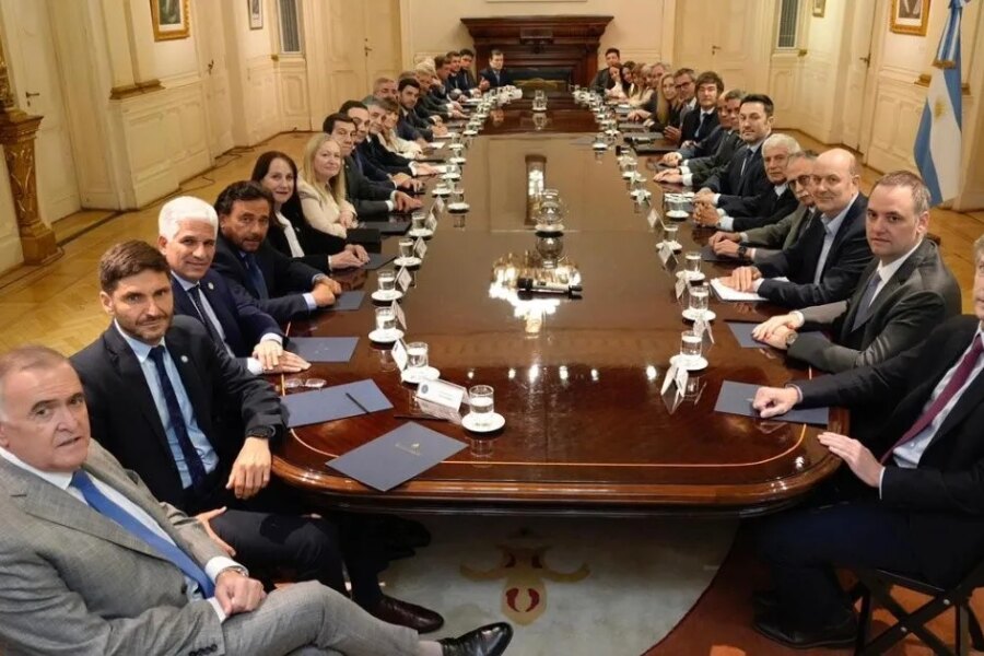 Milei consolida apoyo político: está reunido con el Gabinete y gobernadores en la Casa Rosada