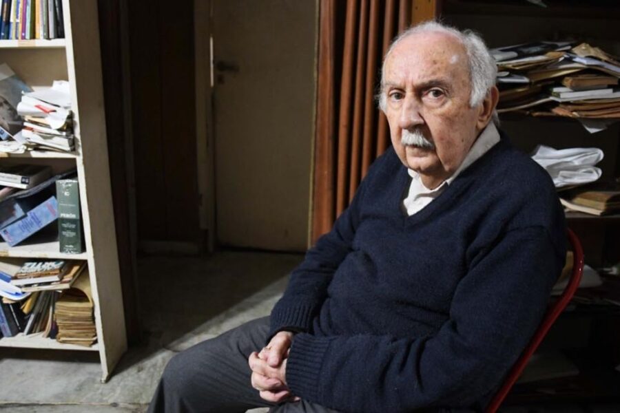 El Gobierno le sacó el nombramiento de Embajador de la Cultura Argentina a Norberto Galasso, de 89 años y con problemas de salud