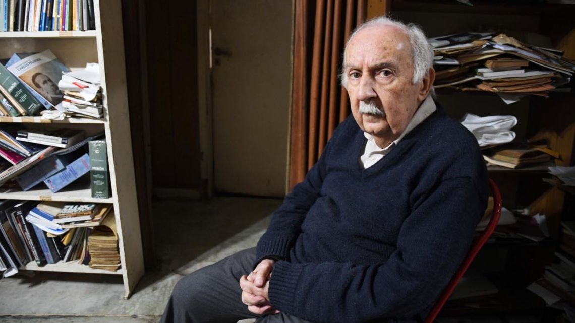 El Gobierno le sacó el nombramiento de Embajador de la Cultura Argentina a Norberto Galasso, de 89 años y con problemas de salud