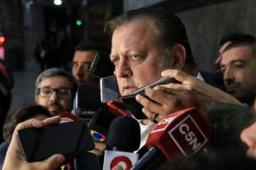 Aerolíneas Argentinas afronta demoras y cancelaciones por asambleas de pilotos; gobierno pide diálogo