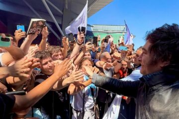 Javier Milei llevó la campaña electoral a Santa Fe y hubo incidentes