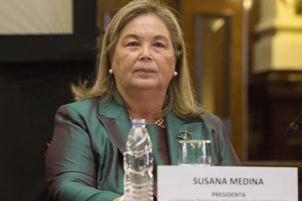 La embajadora judicial Medina de Rizzo, en la mira por ausencias, gastos y directivas poco claras