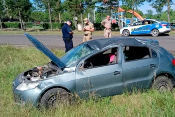 Vuelco en la Ruta 14: dos niños y una mujer heridos frente a las termas de Concepción del Uruguay; reclamo por seguridad